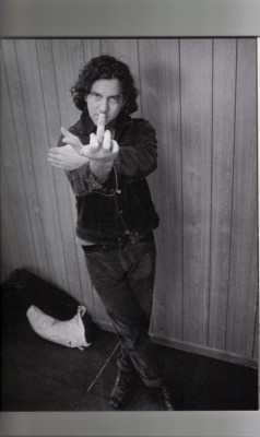 eddie-vedder-flips-bird